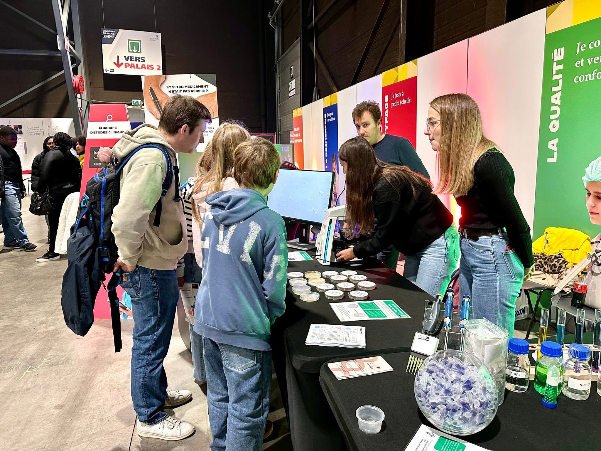 Animation de sensibilisation sur un stand avec des élèves